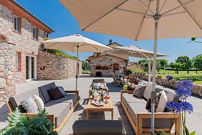 Farmhouse in Lucca With Infinity Pool