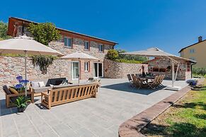 Farmhouse in Lucca With Infinity Pool