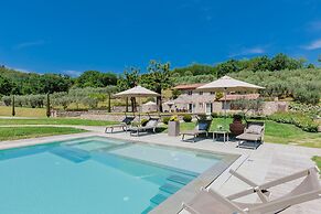 Farmhouse in Lucca With Infinity Pool