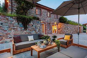 Farmhouse in Lucca With Infinity Pool