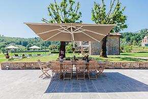 Farmhouse in Lucca With Infinity Pool
