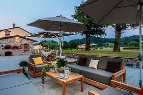 Farmhouse in Lucca With Infinity Pool