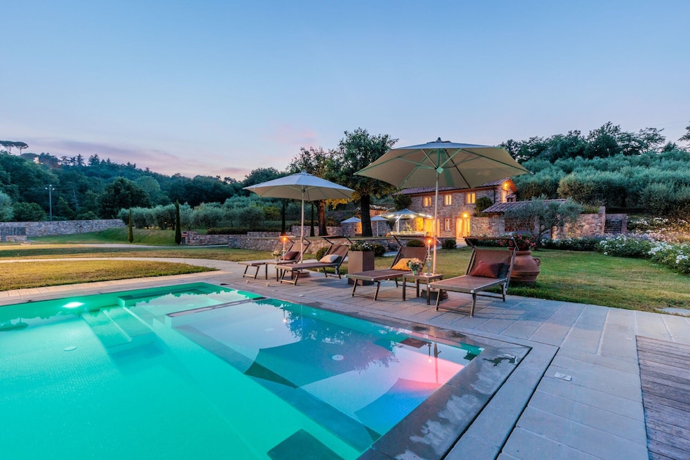 Farmhouse in Lucca With Infinity Pool