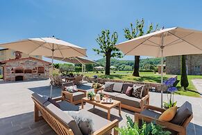 Farmhouse in Lucca With Infinity Pool