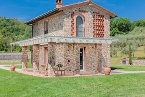 Farmhouse in Lucca With Infinity Pool