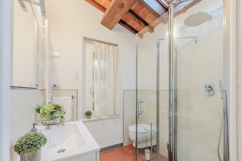 Farmhouse in Lucca With Infinity Pool