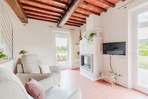 Farmhouse in Lucca With Infinity Pool