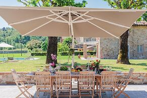 Farmhouse in Lucca With Infinity Pool