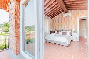 Farmhouse in Lucca With Infinity Pool