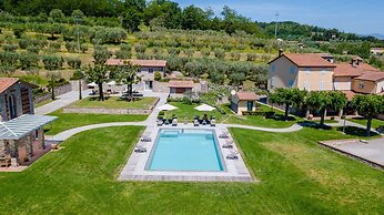 Farmhouse in Lucca With Infinity Pool