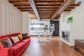 Farmhouse in Lucca With Infinity Pool