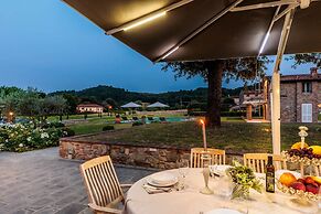 Farmhouse in Lucca With Infinity Pool