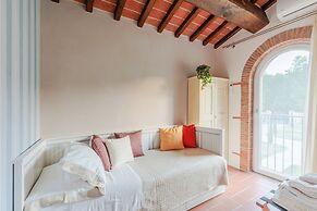 Farmhouse in Lucca With Infinity Pool
