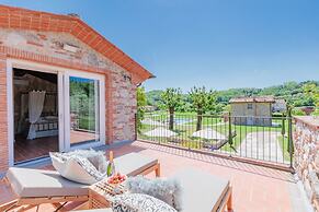 Farmhouse in Lucca With Infinity Pool
