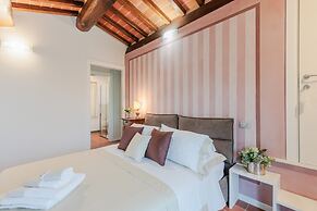 Farmhouse in Lucca With Infinity Pool