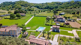 Farmhouse in Lucca With Infinity Pool