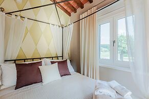 Farmhouse in Lucca With Infinity Pool