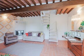 Farmhouse in Lucca With Infinity Pool