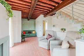 Farmhouse in Lucca With Infinity Pool