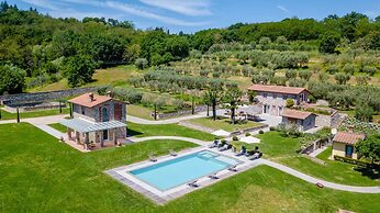 Farmhouse in Lucca With Infinity Pool