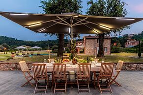 Farmhouse in Lucca With Infinity Pool