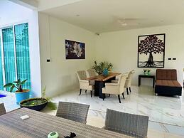 Beautiful Villa Between Jungle, sea and Mountain