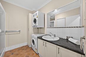 Serene 2-bed Apartment by the Canal