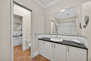 Serene 2-bed Apartment by the Canal