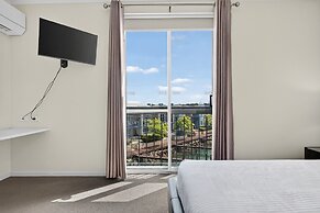 Serene 2-bed Apartment by the Canal