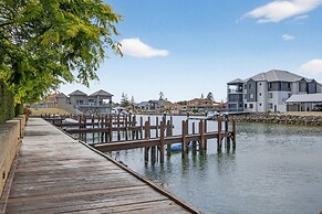 Serene 2-bed Apartment by the Canal