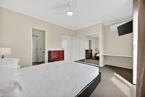 Serene 2-bed Apartment by the Canal