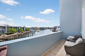 Serene 2-bed Apartment by the Canal