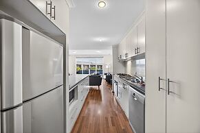 Serene 2-bed Apartment by the Canal