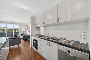Serene 2-bed Apartment by the Canal