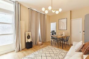 Bright Modern Studio Near the Seine Paris 16