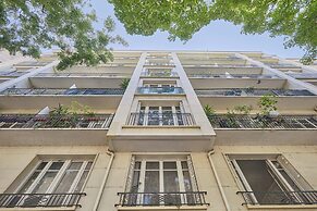 Bright Modern Studio Near the Seine Paris 16