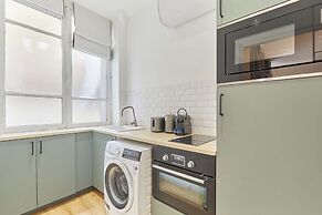 Bright Modern Studio Near the Seine Paris 16