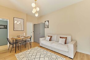 Bright Modern Studio Near the Seine Paris 16
