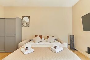 Bright Modern Studio Near the Seine Paris 16