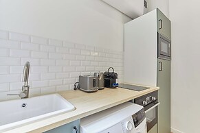 Bright Modern Studio Near the Seine Paris 16