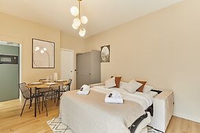 Bright Modern Studio Near the Seine Paris 16