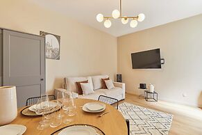 Bright Modern Studio Near the Seine Paris 16