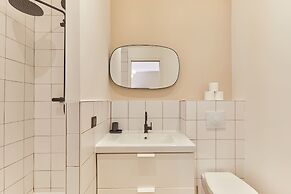 Bright Modern Studio Near the Seine Paris 16