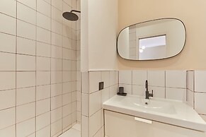 Bright Modern Studio Near the Seine Paris 16