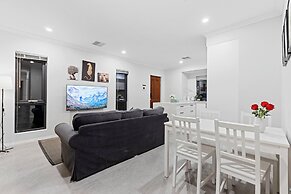 Premium Modern Homestay-Walk to Curtin University-Shared Kitchen