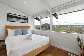 Light-filled House Near Beaches and Cafes