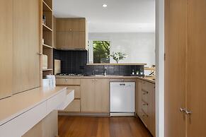 Light-filled House Near Beaches and Cafes