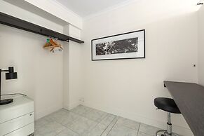 City Escape With Spa Access in Darlinghurst