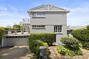 Spacious 5-bed Beach House With Ocean View