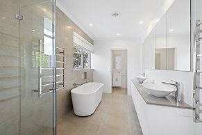 Spacious 5-bed Beach House With Ocean View